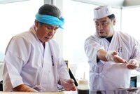 寿司を握る鳥羽一郎と、有楽町かきだの蛎田一博大将。