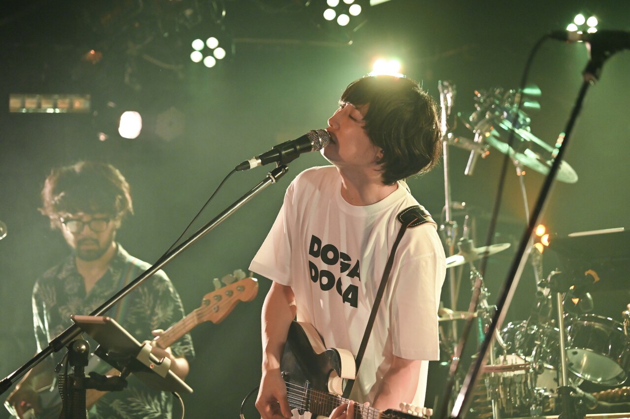 江沼郁弥 江沼郁弥（Vo, G）（撮影：柘植美咲） - DOGADOGA、心も体も踊ら