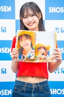 写真集のお気に入りカットを見せる後藤花（アンジュルム）。