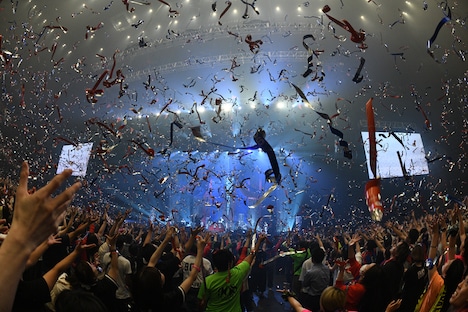 銀テープが放たれた場面。（撮影：岸田哲平 / 小山美里）