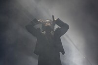 サングラスを外す前のKREVA。（撮影：岸田哲平 / 小山美里）