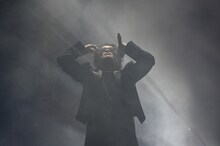 サングラスを外す前のKREVA。（撮影：岸田哲平 / 小山美里）