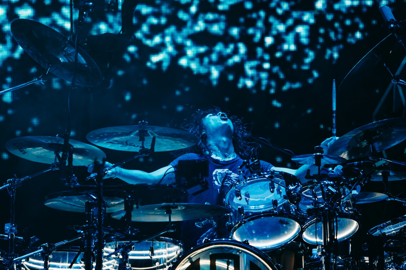 Tomoya（Dr）（Photo by Kosuke Ito）
