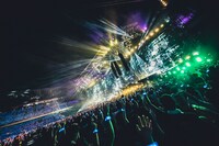 「ONE OK ROCK DETOX JAPAN TOUR 2025」日産スタジアム公演の様子。（Photo by MASAHIRO YAMADA）