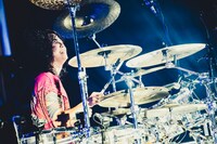 Tomoya（Dr）（Photo by MASAHIRO YAMADA）