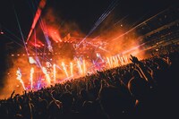 「ONE OK ROCK DETOX JAPAN TOUR 2025」日産スタジアム公演の様子。（Photo by MASAHIRO YAMADA）