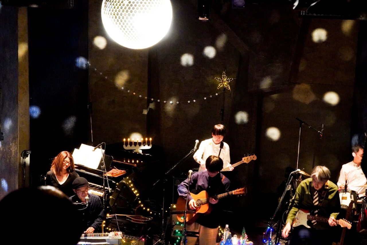 山田稔明 with 夜の科学オーケストラのライブの様子。