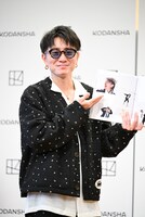 お気に入りカットのページを開く安田章大。