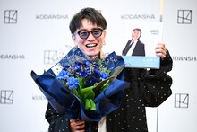 写真集スタッフチームからの花束を手にした安田章大。