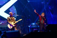 人気画像6位は「奥田民生と吉川晃司のOoochie Koochie、ツアードキュメンタリー特番＆初武道館ライブをOA」より、「Ooochie Koochie ドキュメンタリー 奥田民生 × 吉川晃司 ～奇跡のユニット舞台裏～」場面写真。（撮影：平野タカシ）