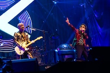 「Ooochie Koochie ドキュメンタリー 奥田民生 × 吉川晃司 ～奇跡のユニット舞台裏～」より。（撮影：平野タカシ）