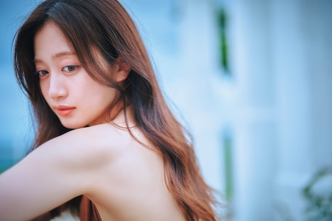 「川上千尋 ファースト写真集 永遠未遂」誌面カット（撮影：岡本武志）