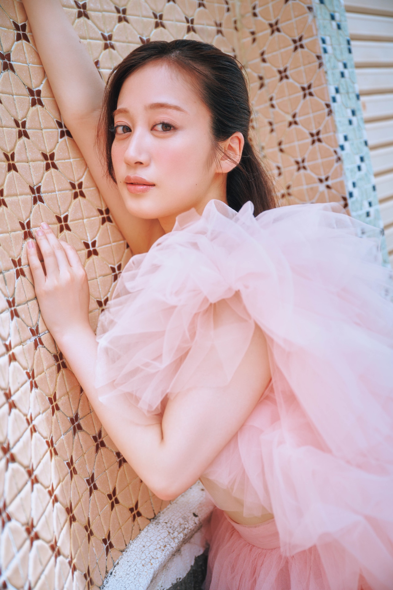 「川上千尋 ファースト写真集 永遠未遂」誌面カット（撮影：岡本武志）