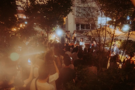 「オレンジスパイニクラブ 4th Mini Album『ナイフ』リリース記念 #オレスパ_ナイフと夏服とフリーライブ」の様子。（撮影：稲垣ルリコ）