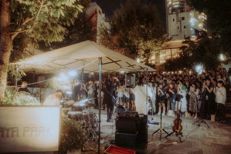 「オレンジスパイニクラブ 4th Mini Album『ナイフ』リリース記念 #オレスパ_ナイフと夏服とフリーライブ」の様子。（撮影：稲垣ルリコ）