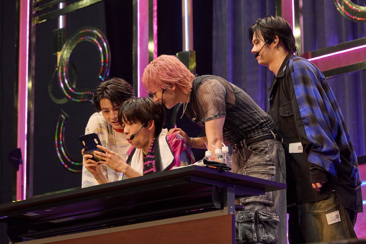 8号車の「3DS」で遊びだすハル、リョウガ、シューヤ、カイ（左から