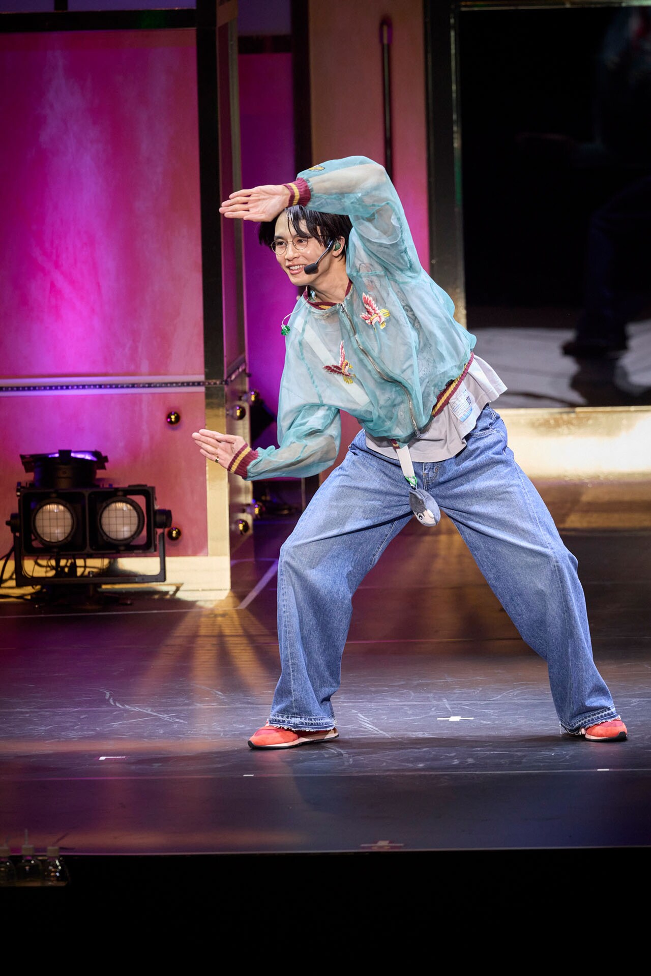 探り探り一発ギャグをするタクヤ。（撮影：米山三郎） - 超特急