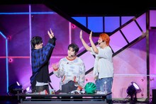 10日夜公演で優勝したカイ、ハル、タカシのAチーム。（撮影：米山三郎）