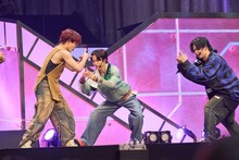 「最初はStar☆」のポーズを取るマサヒロ、タクヤ、カイ（左から）。（撮影：米山三郎）