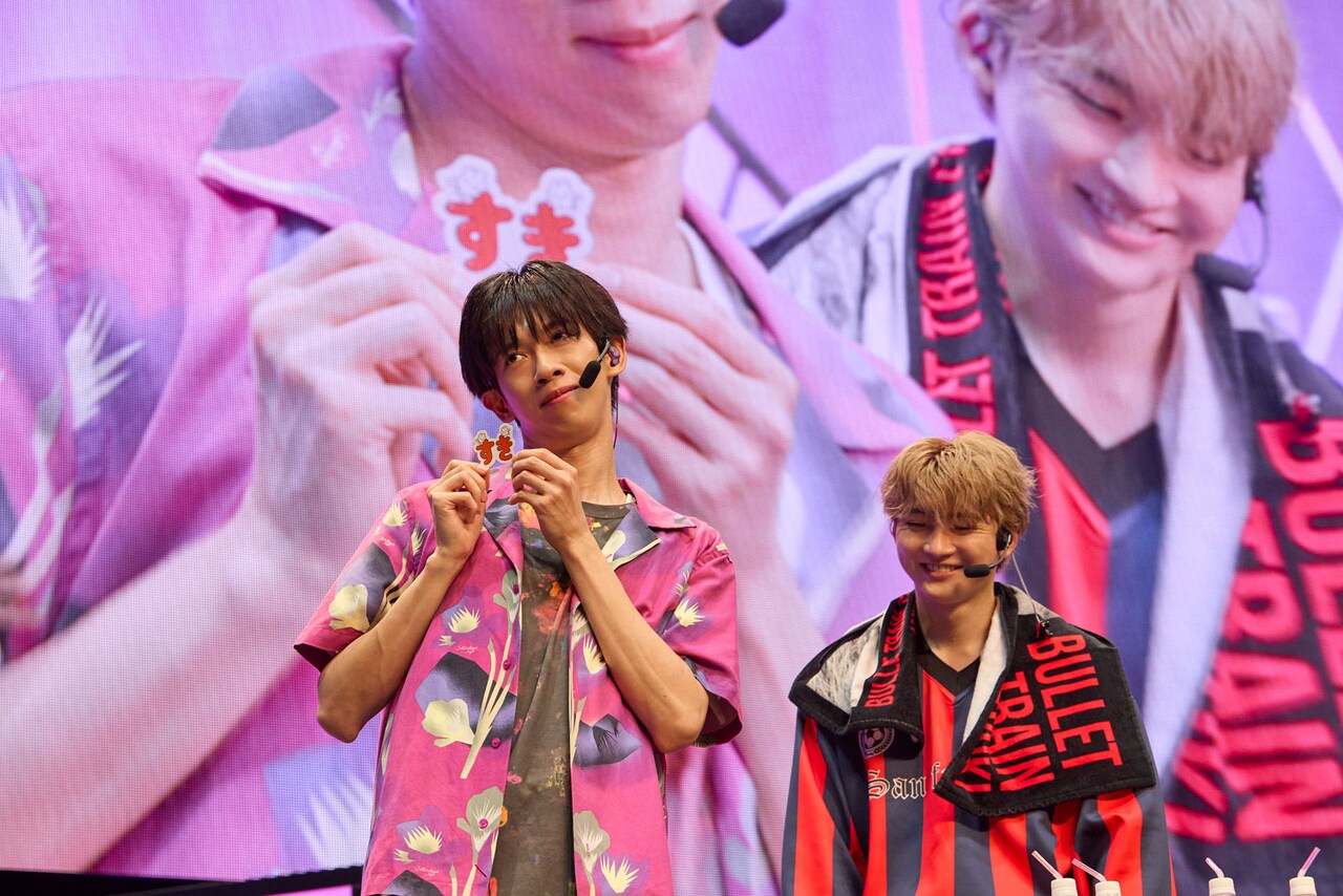 すき」をアピールするリョウガ（左）とユーキ（右）。（撮影：米山三郎