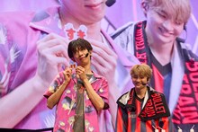 「すき」をアピールするリョウガ（左）とユーキ（右）。（撮影：米山三郎）