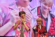 「すき」をアピールするリョウガ(左)とユーキ(右)。(撮影:米山三郎)