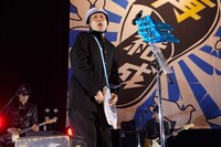 じろう（シソンヌ）扮する中学生・野村正弘。（撮影：広川智基）