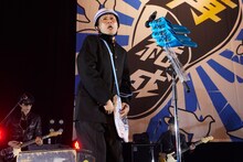 じろう（シソンヌ）扮する中学生・野村正弘。（撮影：広川智基）