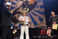 野村くんの履歴書の内容に驚く港カヲル（46歳 / 皆川猿時）と破壊（Vo / 阿部サダヲ）。（撮影：広川智基）