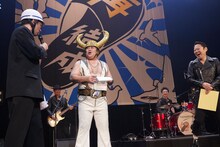 野村くんの履歴書の内容に驚く港カヲル（46歳 / 皆川猿時）と破壊（Vo / 阿部サダヲ）。（撮影：広川智基）