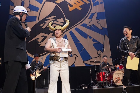 野村くんの履歴書の内容に驚く港カヲル（46歳 / 皆川猿時）と破壊（Vo / 阿部サダヲ）。（撮影：広川智基）