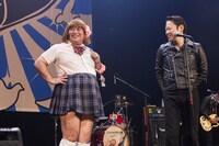 女子高生姿の港カヲル（46歳 / 皆川猿時）と破壊（Vo / 阿部サダヲ）。（撮影：広川智基）