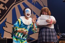 ATSUSHI（ニューロティカ）と港カヲル（46歳 / 皆川猿時）。カヲルが手にしているのはATSUSHIの履歴書。（撮影：広川智基）