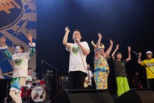 ライブ終盤で盛り上がるグループ魂とゲスト陣。（撮影：広川智基）