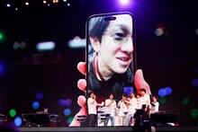 スマートフォン越しに「横山万博」に“出演”した横山裕。