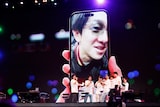 スマートフォン越しに「横山万博」に“出演”した横山裕。