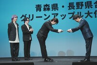 委任状を受け取る若井滉斗（G）。