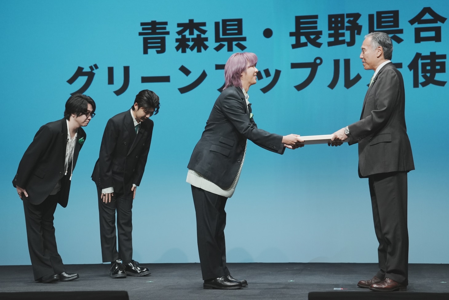 委任状を受け取る藤澤涼架（Key）。