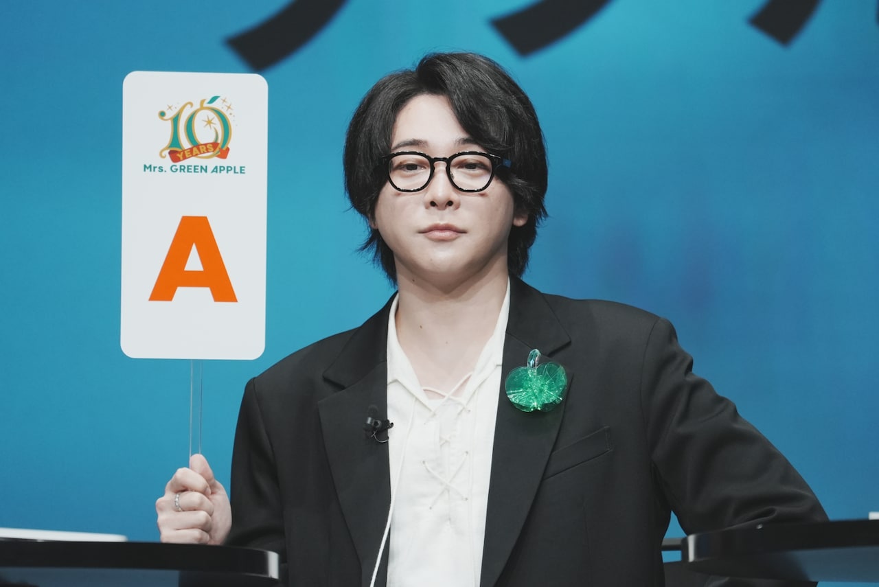 user_6803f0a6 　Mr. GREEN APPLE 大森元貴 Mrs. GREEN APPLE 大森元貴、ボストン眼鏡をかけたラフなセルフィ