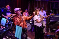 SUNSET GROOVEのパフォーマンスの様子。