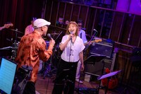 SUNSET GROOVEのパフォーマンスの様子。