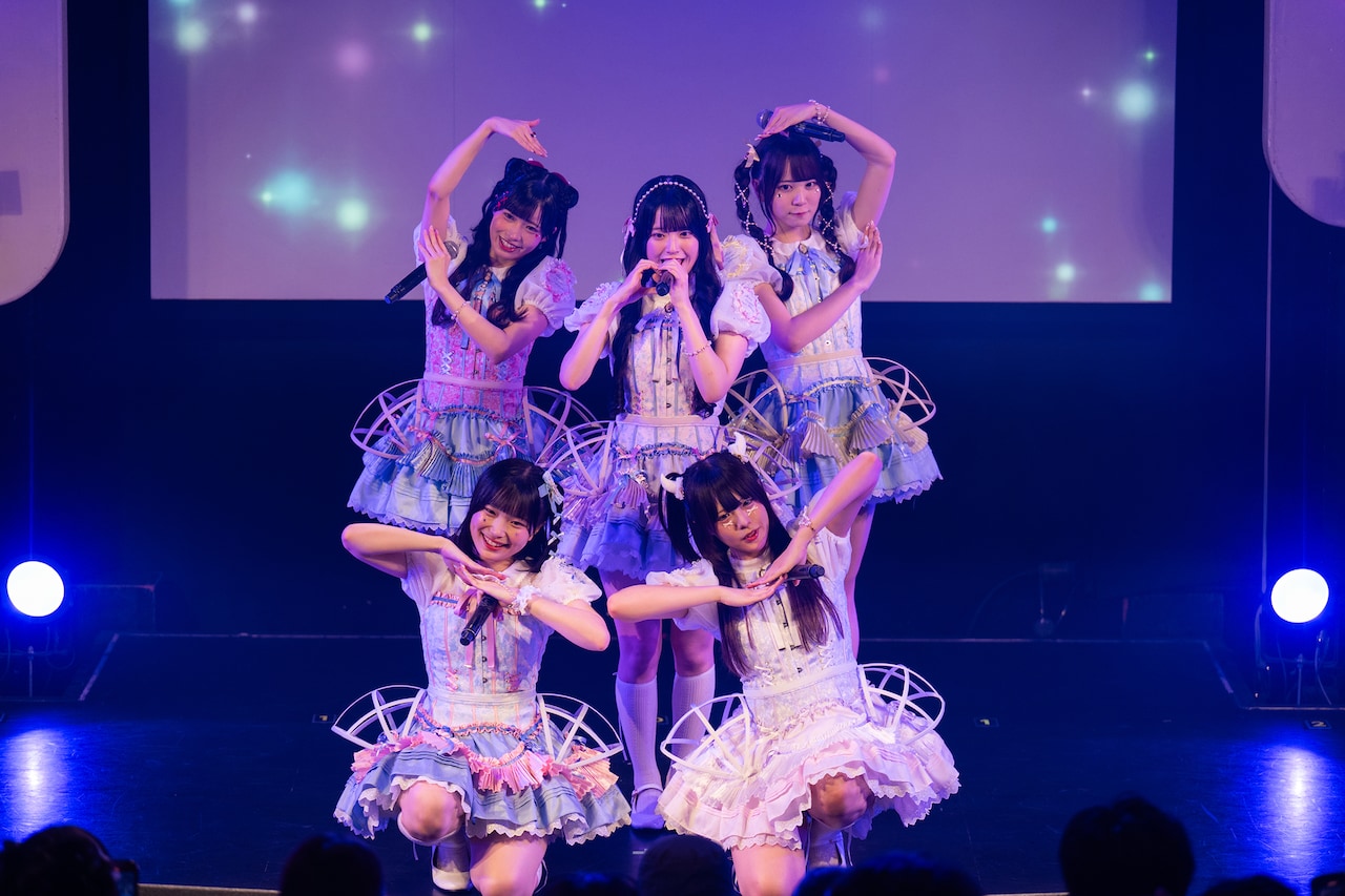 新曲「moru more」を披露するChumToto。