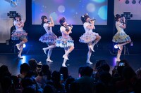 新曲「moru more」を披露するChumToto。