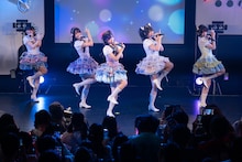 新曲「moru more」を披露するChumToto。