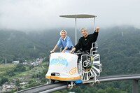 曇り空の下、「青空ペダル」を体験する高尾兄弟。