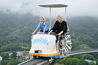 「青空ペダル」を体験する高尾兄弟。