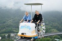 「青空ペダル」を体験する高尾兄弟。