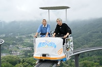 「青空ペダル」を体験する高尾兄弟。