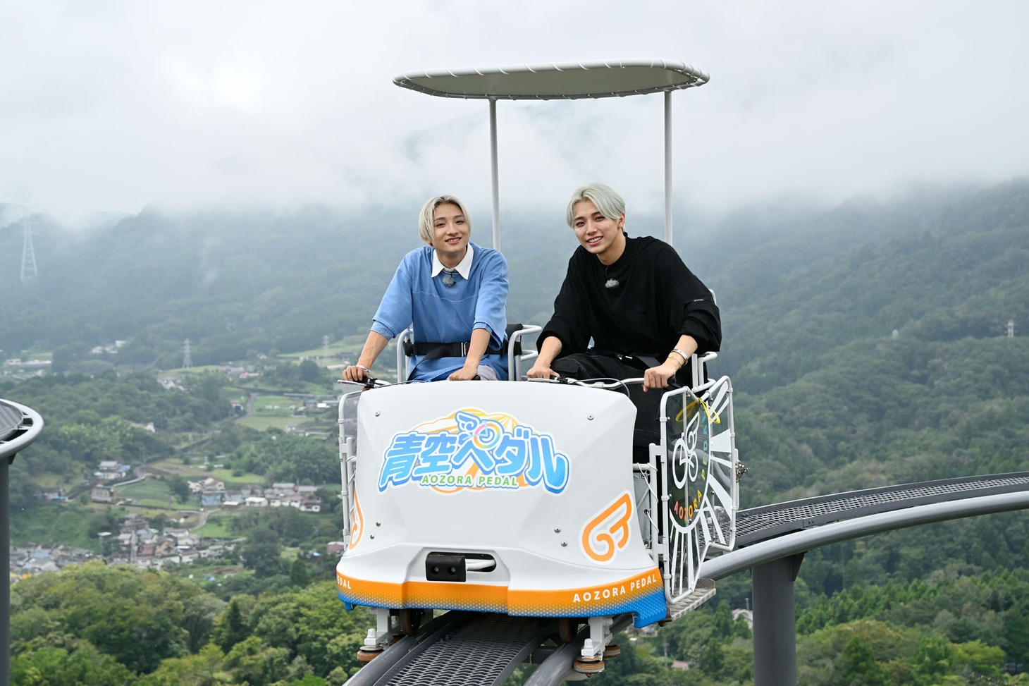 「青空ペダル」を体験する高尾兄弟。