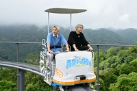 「青空ペダル」を体験する高尾兄弟。